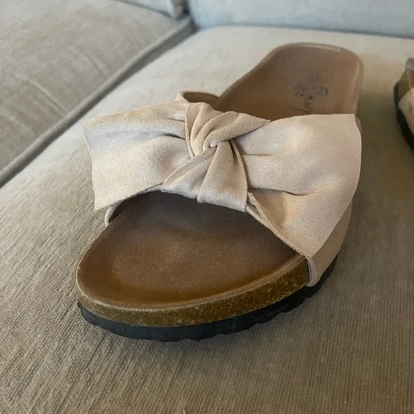 Slides w/ Bow - Picture 4 of 4